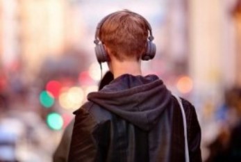 Ergonomía: El uso constante de auricular y celular, es nocivo para la audición