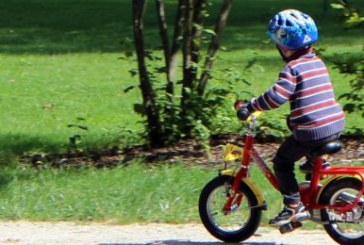 La importancia de poner el casco a nuestros hijos al montar en vehículos con ruedas